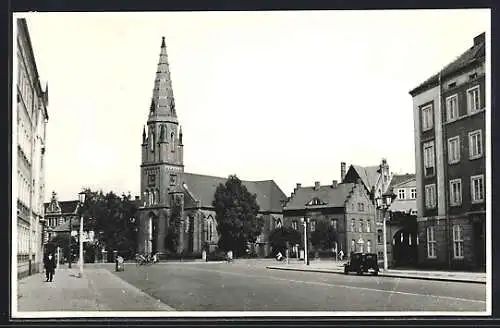 AK Dessau, Katholische Kirche mit Strassenpartie