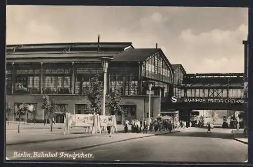 AK Berlin, Szene am Bahnhof Friedrichstrasse