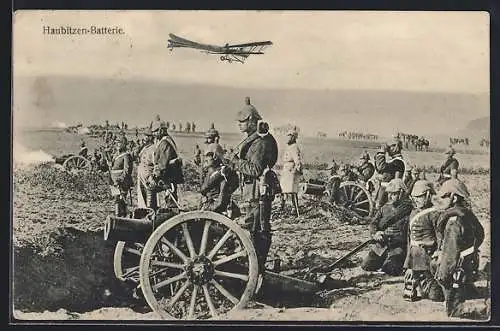 AK Haubitzen-Batterie, Artilleriesoldaten in Uniform mit Geschütz, Flugzeug in der Luft