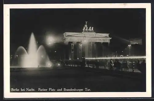 AK Berlin, Pariser Platz und Brandenburger Tor bei Nacht