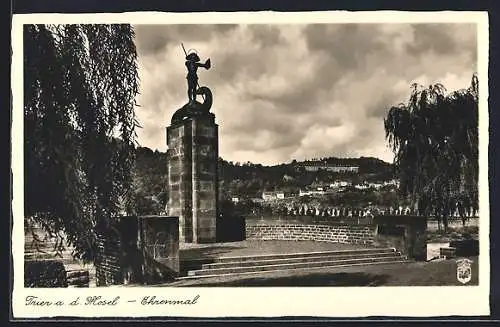 AK Trier a. Mosel, Teilansicht mit Ehrenmal