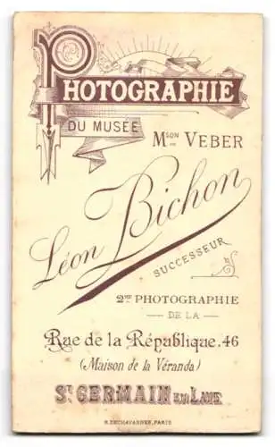 Fotografie Léon Bichon, St. Germain-en-Laye, Rue de la République 46, Kleinkind auf kunstvollem Stuhl