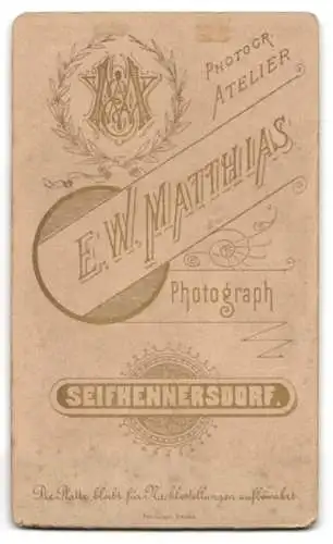 Fotografie E.W. Matthias, Seifhennersdorf, Porträt einer Frau in eleganter Kleidung