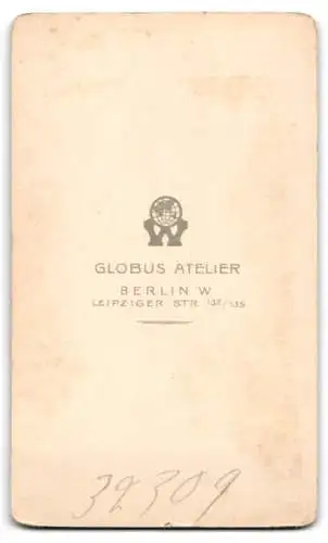 Fotografie Globus Atelier, Berlin, Leipziger Str. 132 /135, Porträt einer Frau in gemustertem Kleid