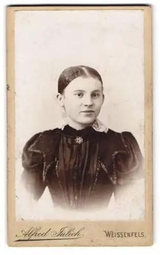 Fotografie Alfred Julich, Weissenfels, am Bach Nr. 4, Porträt einer jungen Frau