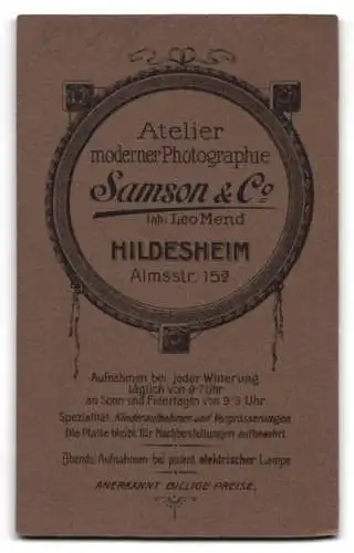 Fotografie Samson & Co, Hildesheim, Almsstrasse 15a, Kleinkind in elegantem Kleid