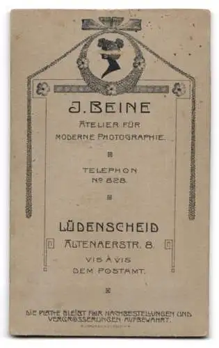 Fotografie J. Beine, Lüdenscheid, Altenaerstr. 8, Porträt eines Kleinkindes auf einem Fell