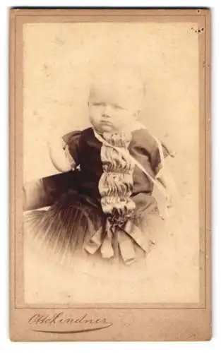 Fotografie Otto Lindner, Berlin, König-Str. 31, Portrait eines kleinen Kindes in elegantem Kleid