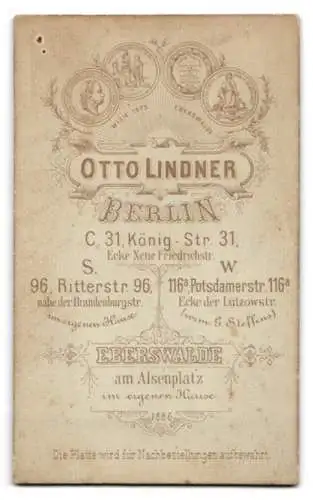 Fotografie Otto Lindner, Berlin, König-Str. 31, Portrait eines kleinen Kindes in elegantem Kleid