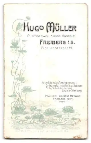 Fotografie Hugo Müller, Freiberg i. S., Fischerstrasse 29, Porträt eines sitzenden Kindes