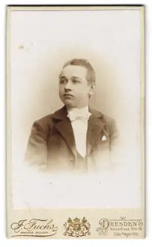 Fotografie E. Fuchs, Dresden, Waisenhaus Strasse 16, Portrait eines eleganten jungen Mannes