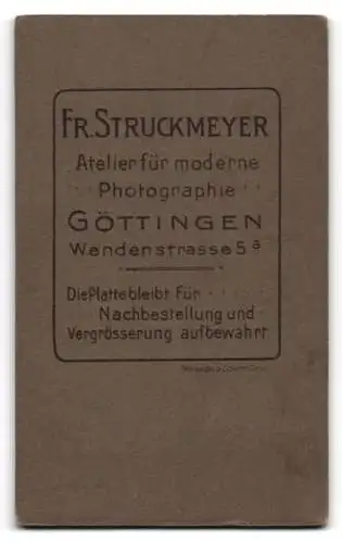 Fotografie Fr. Struckmeyer, Göttingen, Wendenstrasse 5a, Porträt eines sitzenden Kleinkinds