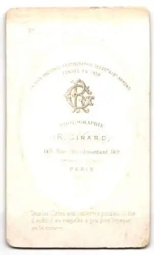 Fotografie R. Girard, Paris, Rue Ménilmontant 149, Porträt eines eleganten Herrn mit Schnurrbart