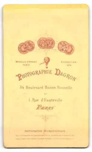 Fotografie Dagron, Paris, Boulevard Bonne Nouvelle 34, Porträt eines eleganten Herrn mit Schnurrbart