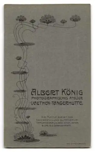 Fotografie Albert König, Vaethen-Tangerhütte, Porträt eines Kleinkinds auf Fell drapiert