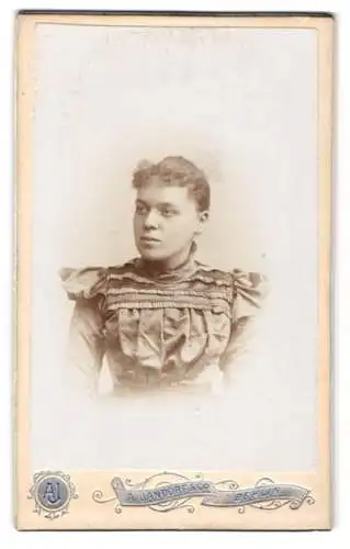 Fotografie A. Jandorf & Co., Berlin, Belle-Alliance-Str. 1, Portrait einer jungen Frau im eleganten Kleid