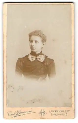 Fotografie Carl Hannemann, Luckenwalde, Trebbinerstr. 6, Frau mit elegantem Kleid und Schleifenbrosche