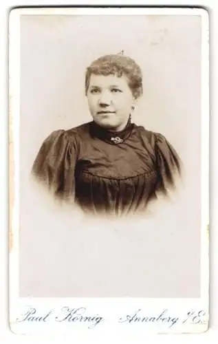 Fotografie Paul Körnig, Annaberg i. E., Obere Badergasse 4, Portrait einer Frau in dunklem Kleid