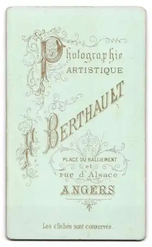 Fotografie F. Berthault, Angers, Place du Ralliement, Kleinkind auf gepolstertem Sessel