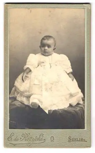 Fotografie E. de Rozycki, Senlis, Kind in weissem Kleid