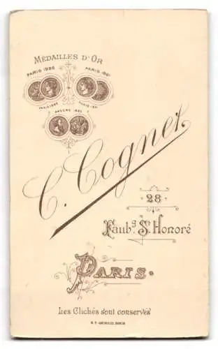 Fotografie C. Cognet, Paris, Faubourg St. Honoré 28, Junge in Anzug mit Buch