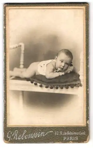 Fotografie G. Reboussin, Paris, 32 R. de Ménilmontant, Liegendes Baby auf Kissen