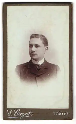 Fotografie E. Guyot, Troyes, Rue de la Paix 2, Portrait eines eleganten Herrn