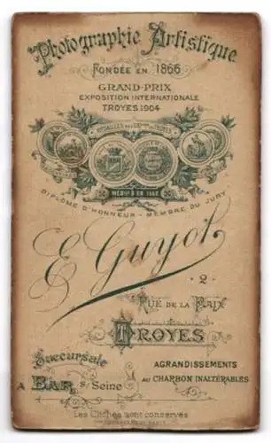 Fotografie E. Guyot, Troyes, Rue de la Paix 2, Portrait eines eleganten Herrn