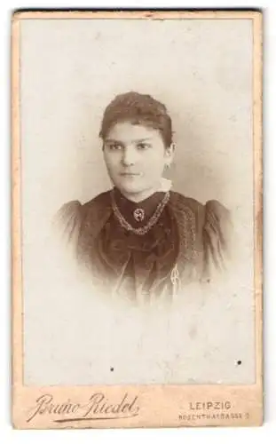 Fotografie Bruno Riedel, Leipzig, Rosenthalgasse 9, Porträt einer Frau mit elegantem Schmuck