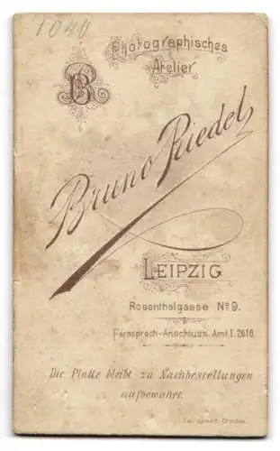 Fotografie Bruno Riedel, Leipzig, Rosenthalgasse 9, Porträt einer Frau mit elegantem Schmuck