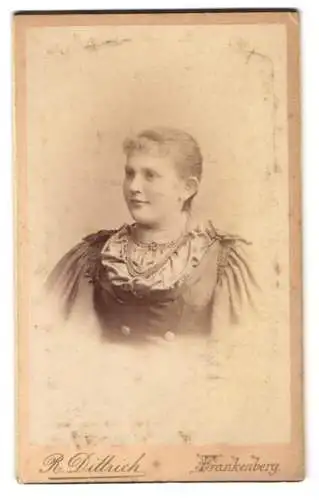 Fotografie R. Dittrich, Frankenberg, Freibergerstr. 33, Porträt einer Frau mit elegantem Kleid