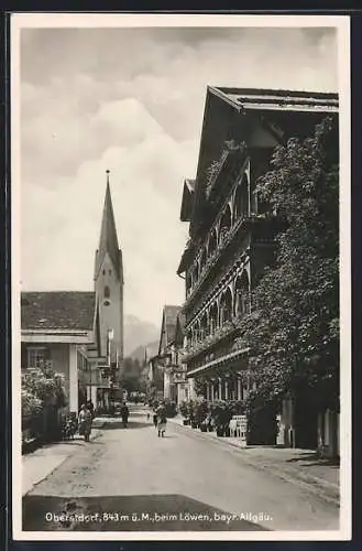 AK Oberstdorf /Bay., Strassenpartie beim Löwen, mit Kirche