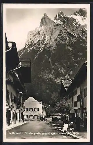 AK Mittenwald, Strassenpartie gegen Karwendelgebirge