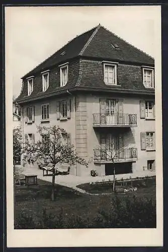 Foto-AK Yverdon, Wohnhaus mit Balkonen und Garten