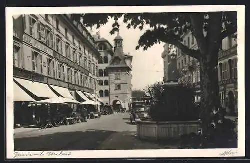 AK Genf, Strassenpartie mit Brunnen und Torturm, Verkaufsstände