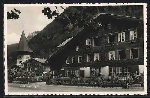 AK Meiringen, Strassenpartie mit Uhrenturm, Gebäude mit Inschrift