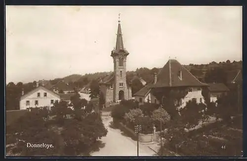 AK Donneloye, Ortsansicht mit Strasse u. Kirche aus der Vogelschau