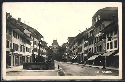 AK Willisau, Strassenpartie mit Brunnen und Torturm