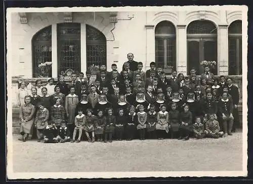 AK Bouveret, Institut du Sacré Coeur, Gruppenfoto Schüler mit Nonnen, Priester