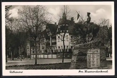 AK Rathenow, Strassenpartie am Husarendenkmal