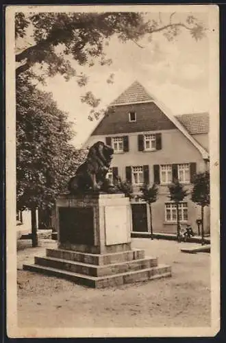 AK Kierspe i. Westf., Kriegerdenkmal mit Gasthaus Herbert Vollmann