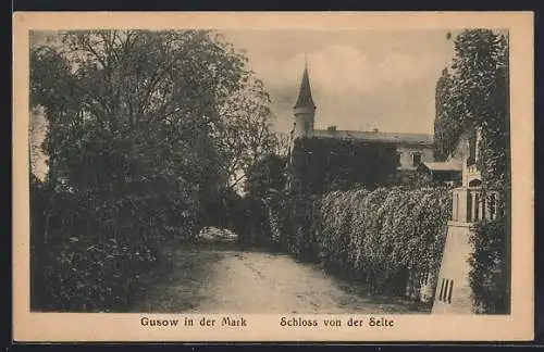 AK Gusow in der Mark, Schloss von der Seite, Strassenpartie