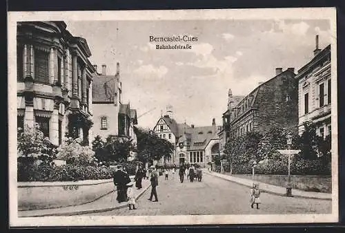 AK Berncastel-Cues, Bahnhofstrasse mit Passanten