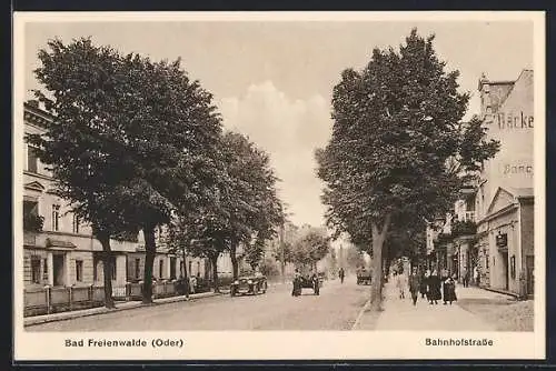 AK Bad Freienwalde /Oder, Passanten in der Bahnhofstrasse