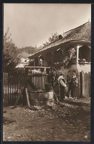 AK Rumänisches Bauernhaus mit Brunnen, Frauen in Volkstrachten