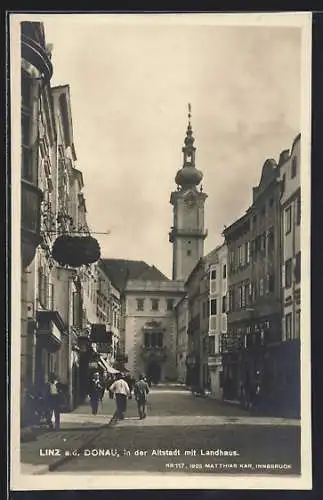 AK Linz a. d. Donau, Passanten in der Altstadt mit Landhaus