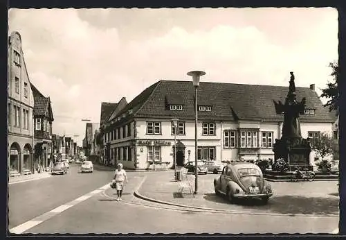 AK Horn / Lippe, Hotel Vialon mit Denkmal, Auto VW Käfer