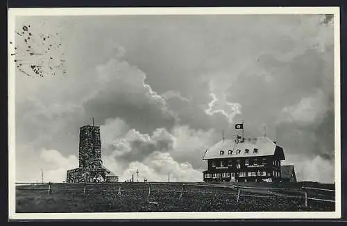 AK Feldberg / Schwarzwald, Feldbergturm und Gasthaus Feldbergturm bei schlechtem Wetter