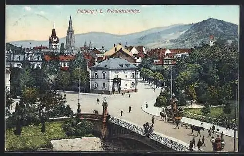 AK Freiburg i. B., Passanten auf der Friedrichsbrücke