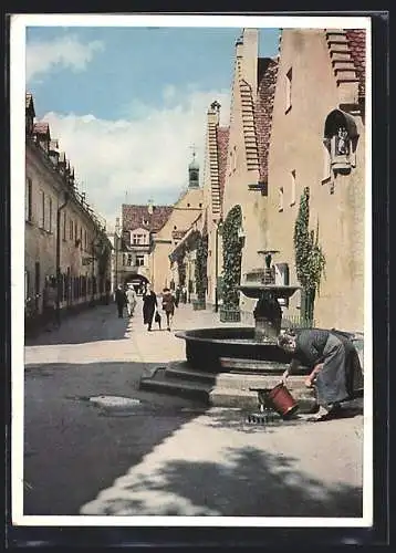 AK Augsburg, Die Fuggerei, alte Frau am Brunnen